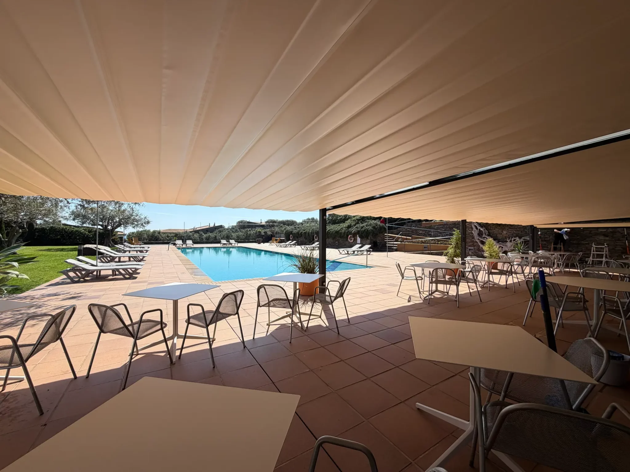 imagen pérgola de aluminio con toldo corredero