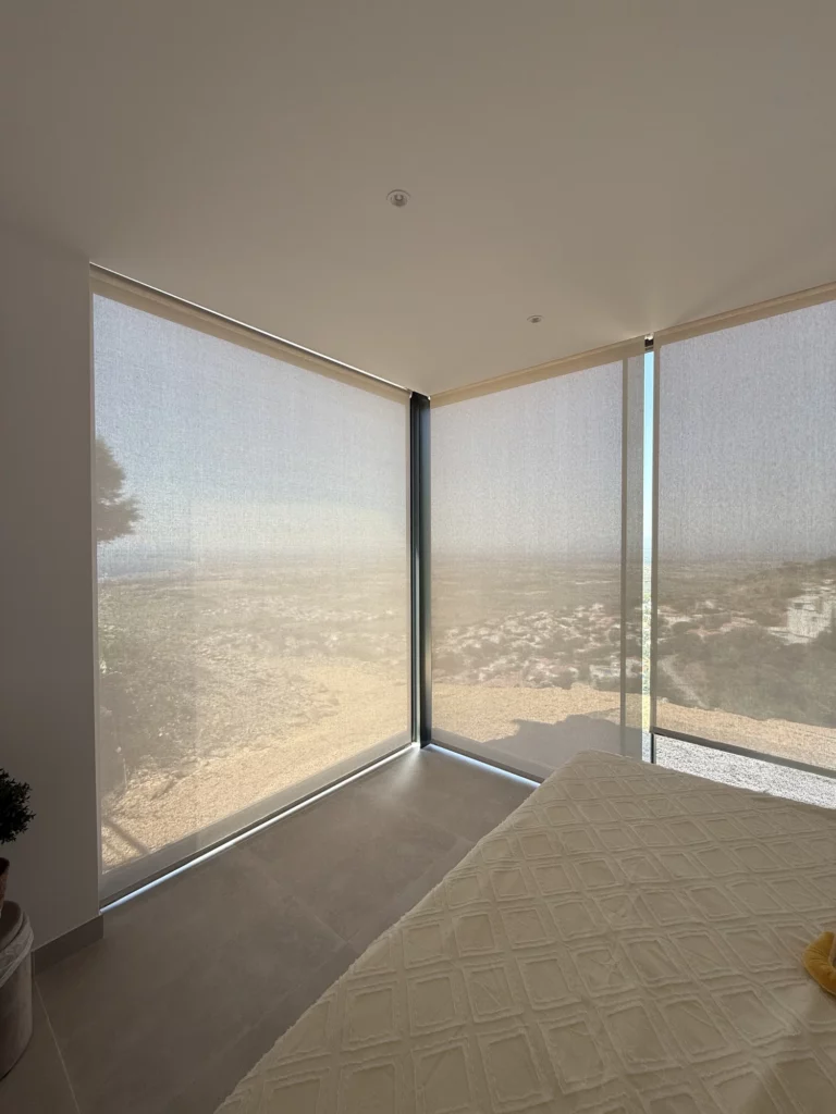 Cortinas enrollables screen Bandalux en vivienda con grandes ventanales