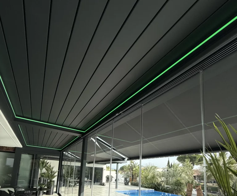 Pérgola bioclimática Med Twist X con LEDs RGB en Empuriabrava