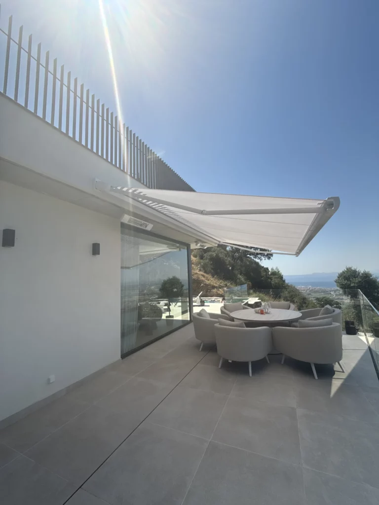 Toldo markilux motorizado en terraza con vistas al Empordà