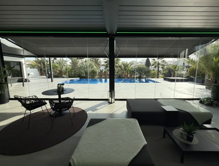 Dos toldos cofre Gibus con LED sobre la pérgola en Empuriabrava